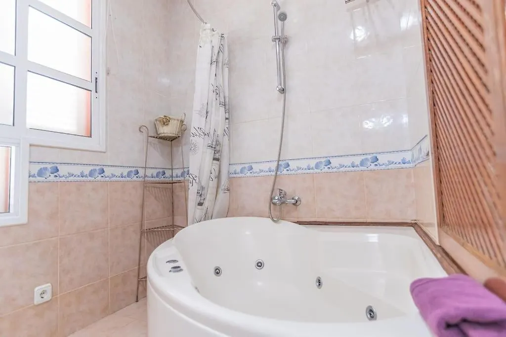 Nice 3 Bedroom Villa In El Duque 아데제
