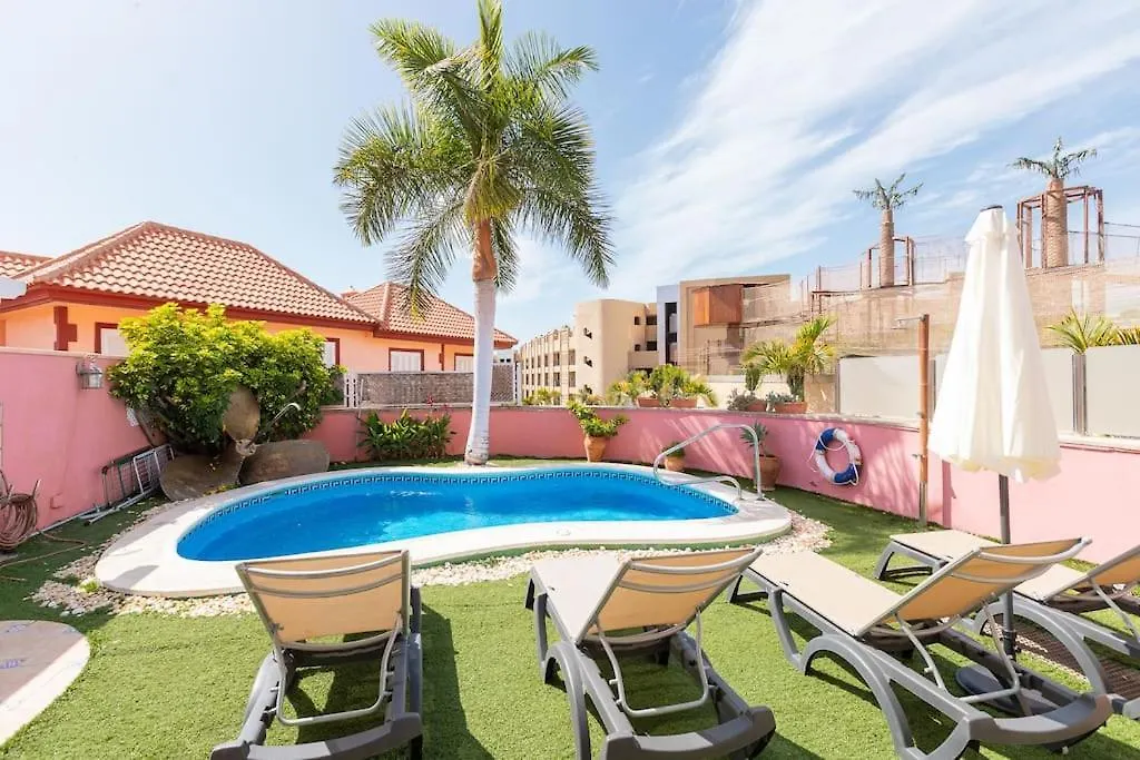Nice 3 Bedroom Villa In El Duque 아데제
