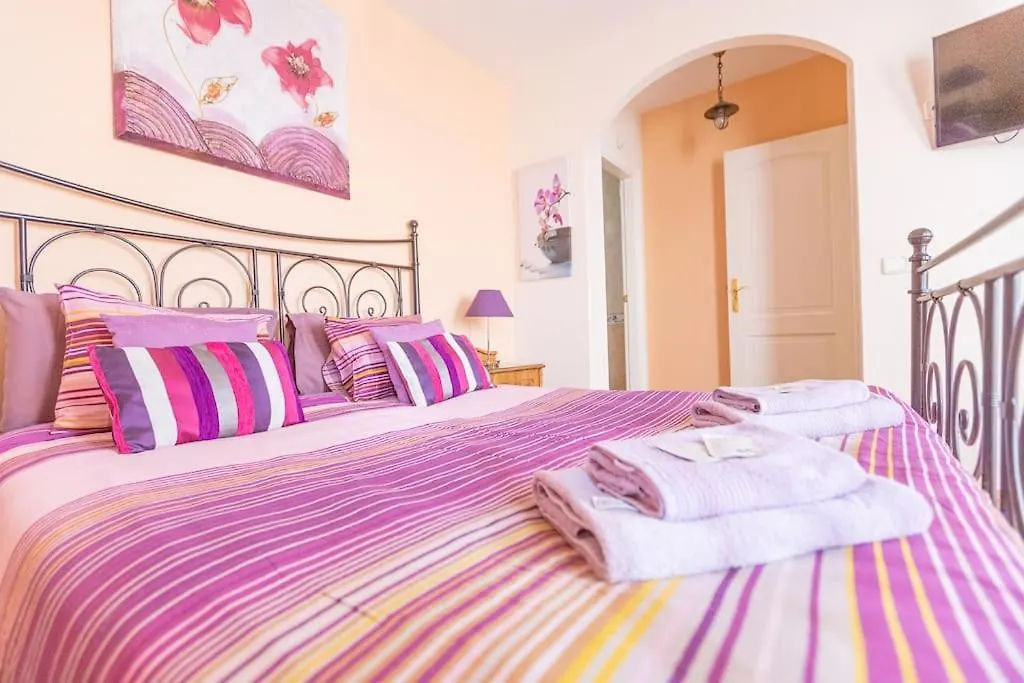 Nice 3 Bedroom Villa In El Duque 아데제